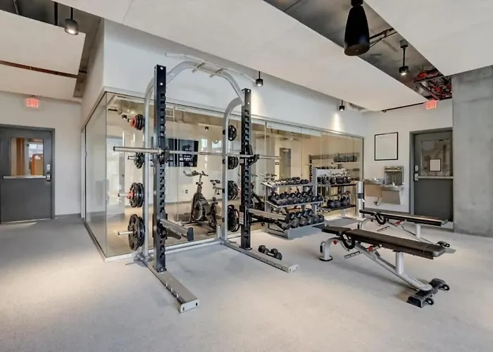 Apartment Boulevard Highrise Stu Sky Pool Parking Gym 19 *